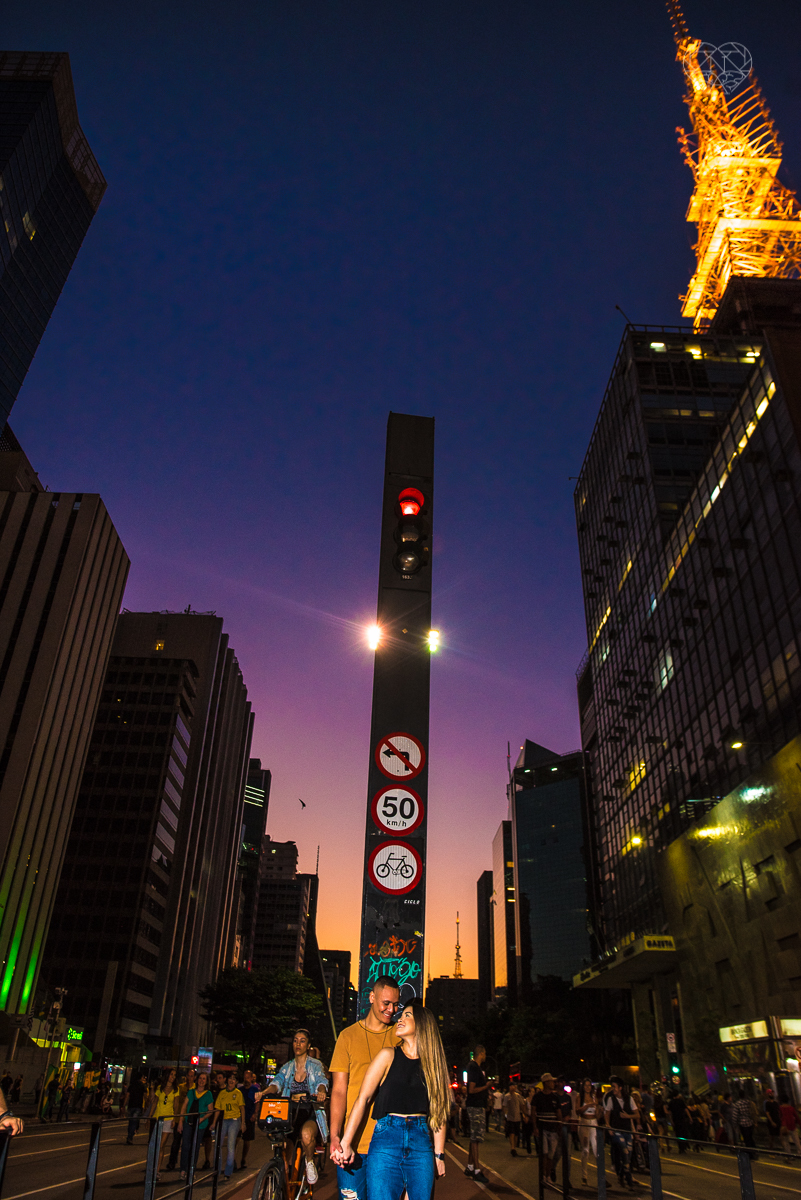 ensiao casal feito na avenida paulista, outback e sao paulo alem de um parque de diversoes. Casal jovem e descontraido em fotos urbanas lifestyle feitas pela fotografa nayara andrade