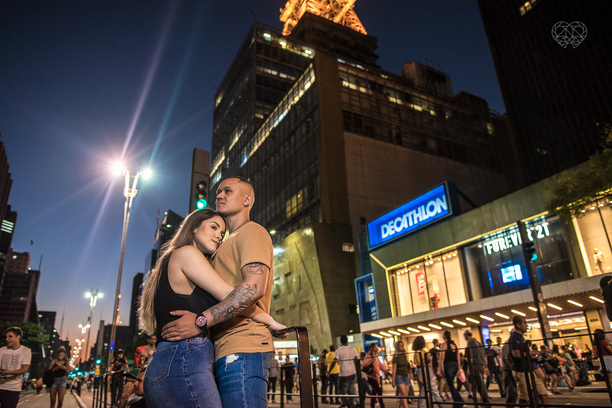 ensiao casal feito na avenida paulista, outback e sao paulo alem de um parque de diversoes. Casal jovem e descontraido em fotos urbanas lifestyle feitas pela fotografa nayara andrade
