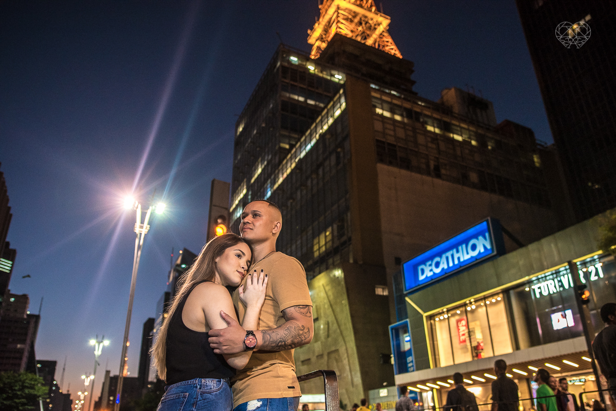 ensiao casal feito na avenida paulista, outback e sao paulo alem de um parque de diversoes. Casal jovem e descontraido em fotos urbanas lifestyle feitas pela fotografa nayara andrade