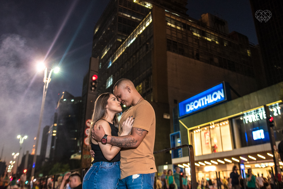 ensiao casal feito na avenida paulista, outback e sao paulo alem de um parque de diversoes. Casal jovem e descontraido em fotos urbanas lifestyle feitas pela fotografa nayara andrade