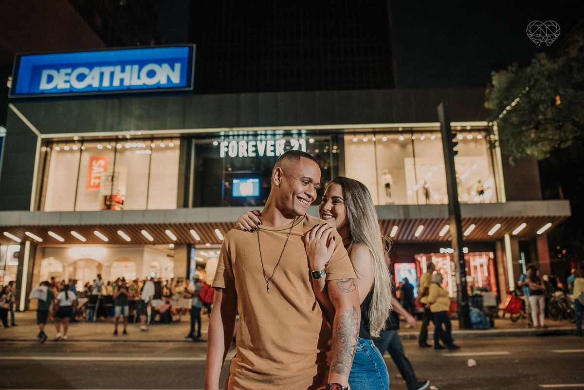 ensiao casal feito na avenida paulista, outback e sao paulo alem de um parque de diversoes. Casal jovem e descontraido em fotos urbanas lifestyle feitas pela fotografa nayara andrade