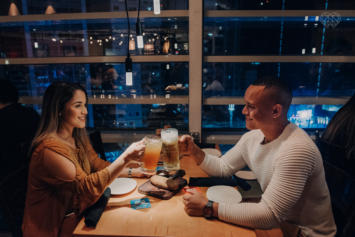 ensiao casal feito na avenida paulista, outback e sao paulo alem de um parque de diversoes. Casal jovem e descontraido em fotos urbanas lifestyle feitas pela fotografa nayara andrade