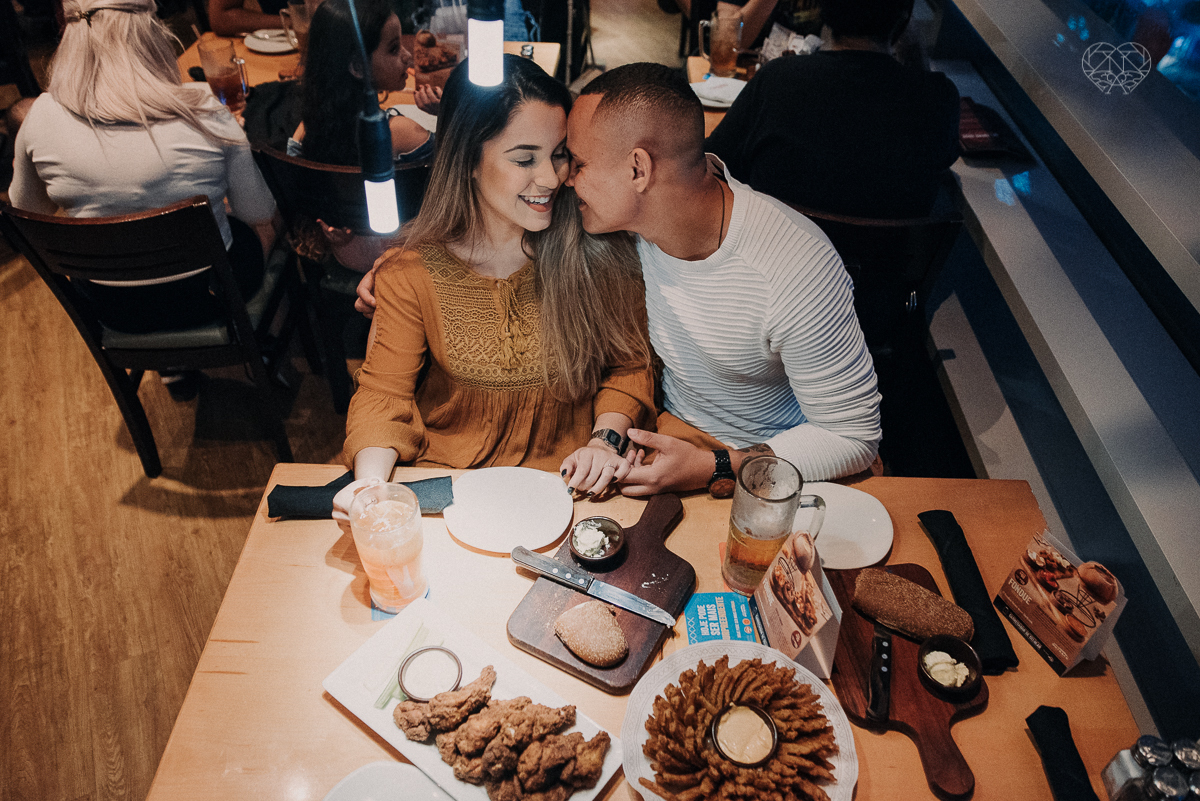 ensiao casal feito na avenida paulista, outback e sao paulo alem de um parque de diversoes. Casal jovem e descontraido em fotos urbanas lifestyle feitas pela fotografa nayara andrade