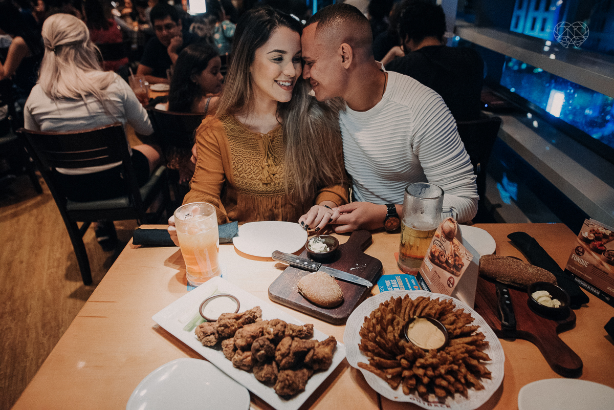 ensiao casal feito na avenida paulista, outback e sao paulo alem de um parque de diversoes. Casal jovem e descontraido em fotos urbanas lifestyle feitas pela fotografa nayara andrade