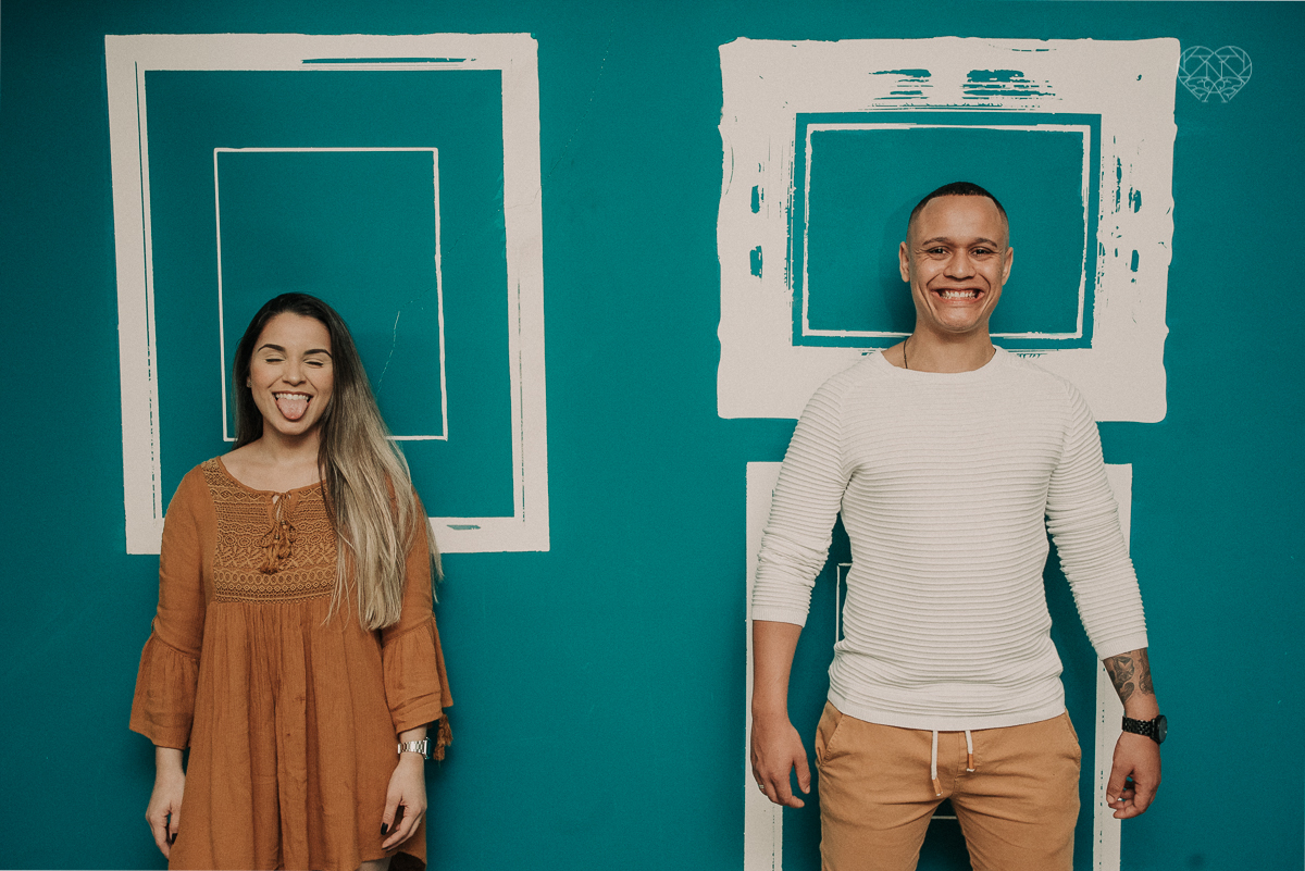 ensiao casal feito na avenida paulista, outback e sao paulo alem de um parque de diversoes. Casal jovem e descontraido em fotos urbanas lifestyle feitas pela fotografa nayara andrade