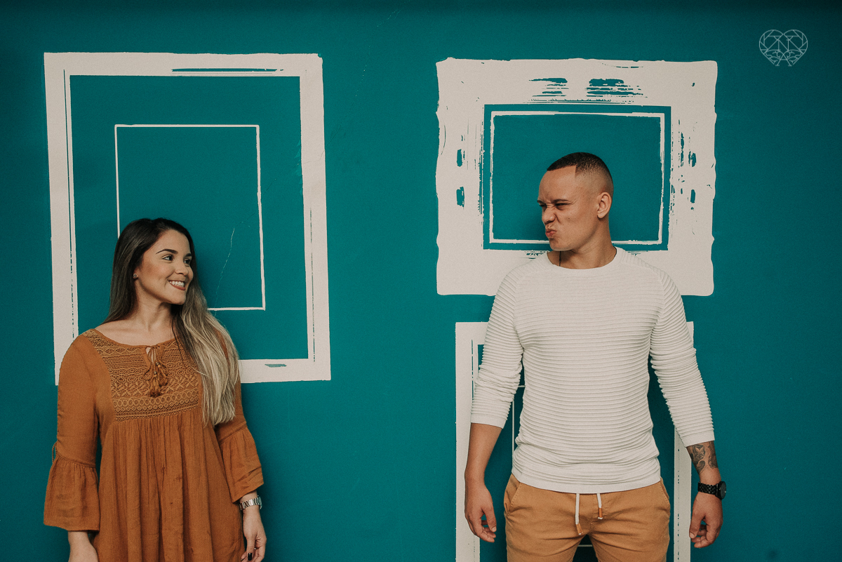 ensiao casal feito na avenida paulista, outback e sao paulo alem de um parque de diversoes. Casal jovem e descontraido em fotos urbanas lifestyle feitas pela fotografa nayara andrade