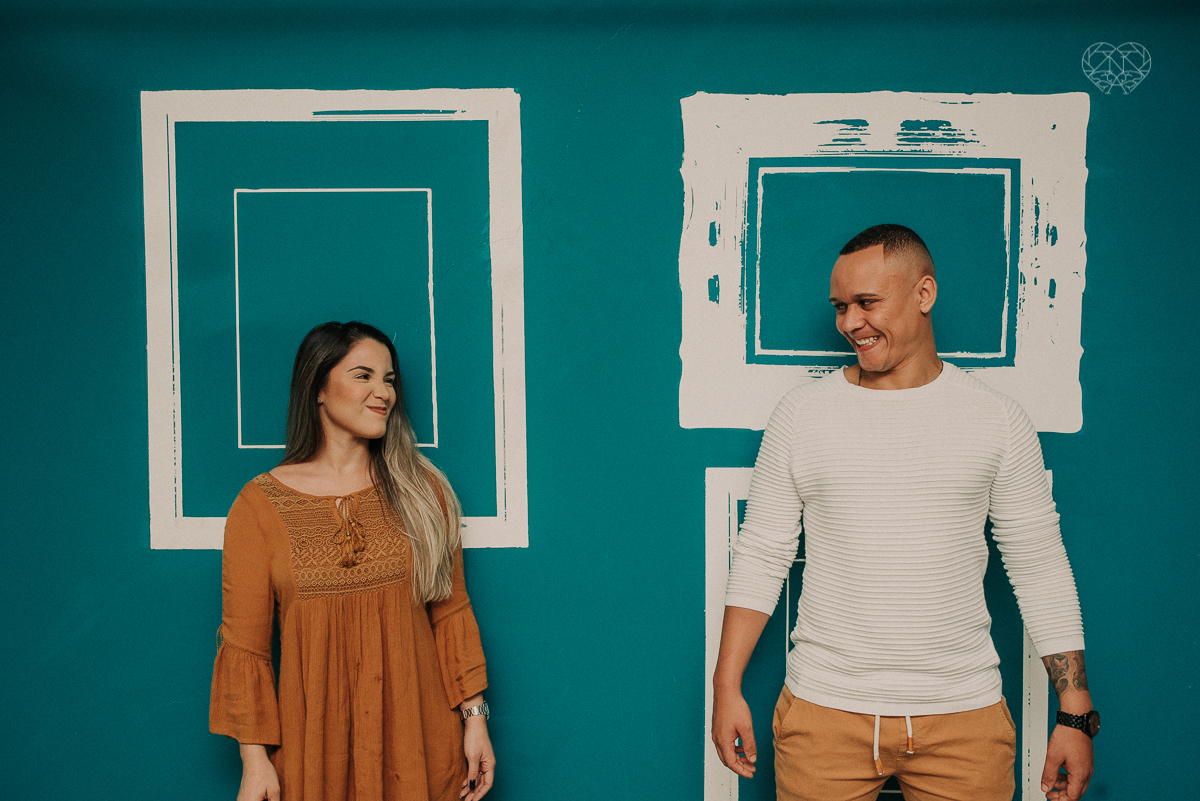 ensiao casal feito na avenida paulista, outback e sao paulo alem de um parque de diversoes. Casal jovem e descontraido em fotos urbanas lifestyle feitas pela fotografa nayara andrade