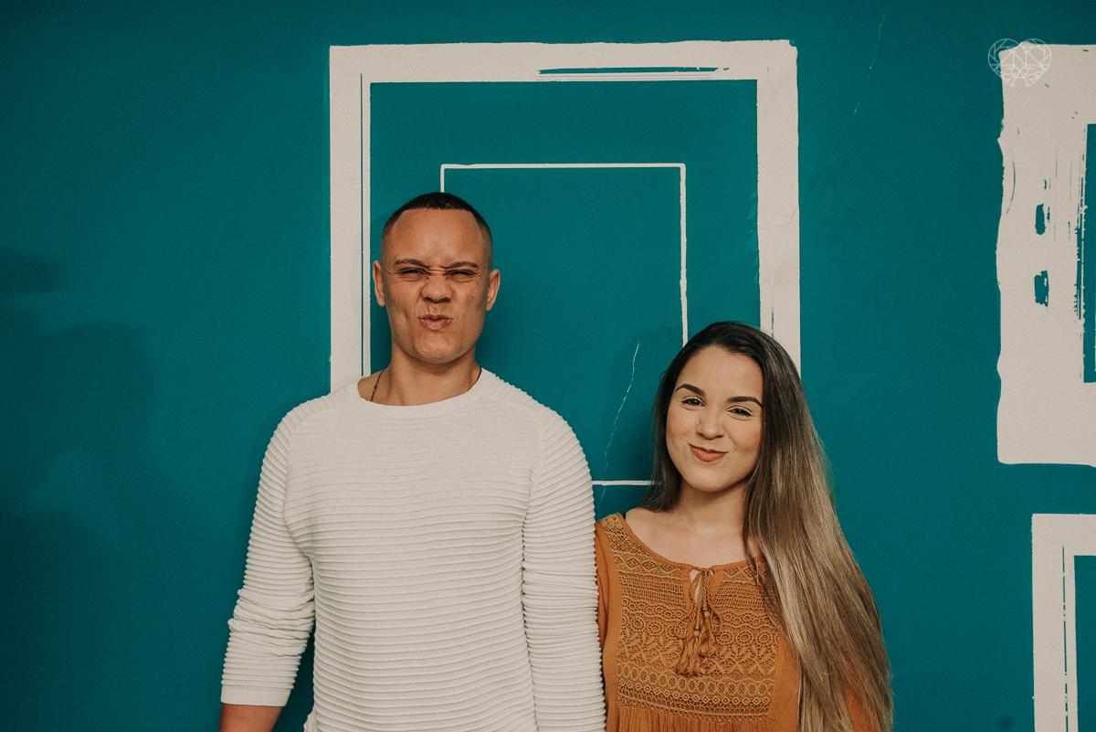 ensiao casal feito na avenida paulista, outback e sao paulo alem de um parque de diversoes. Casal jovem e descontraido em fotos urbanas lifestyle feitas pela fotografa nayara andrade