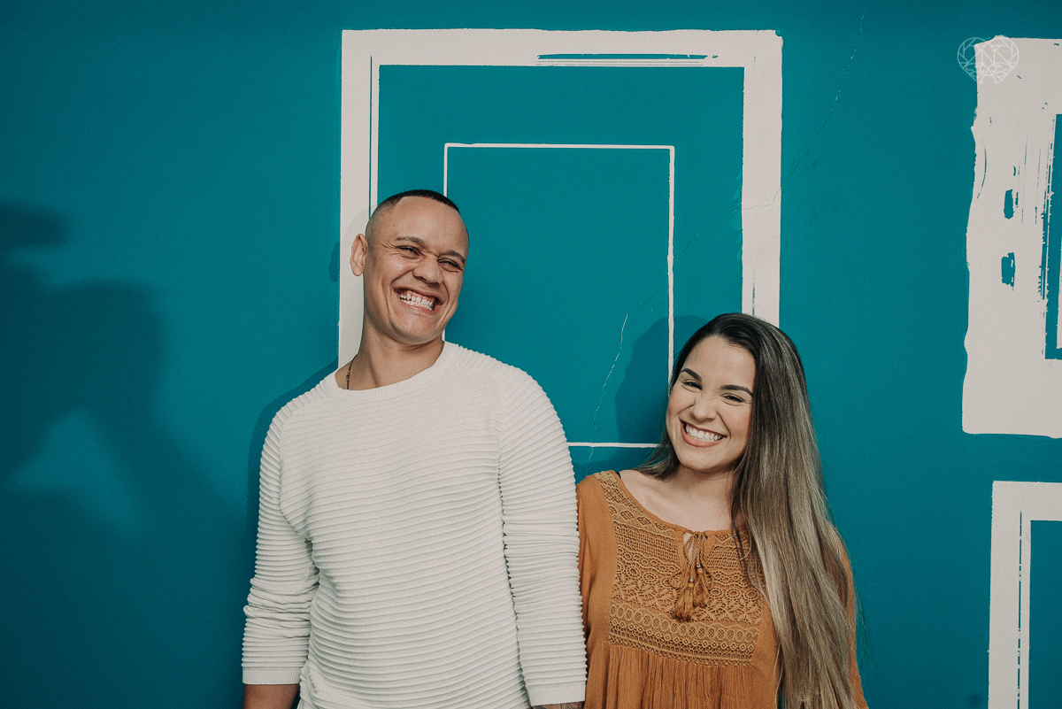 ensiao casal feito na avenida paulista, outback e sao paulo alem de um parque de diversoes. Casal jovem e descontraido em fotos urbanas lifestyle feitas pela fotografa nayara andrade