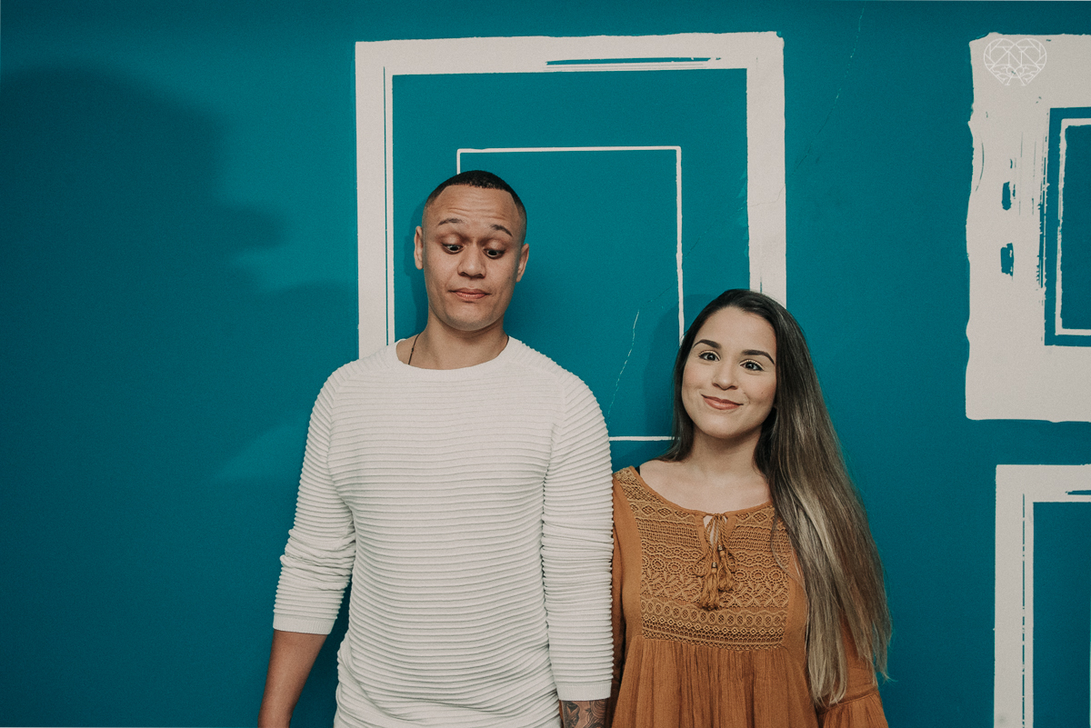 ensiao casal feito na avenida paulista, outback e sao paulo alem de um parque de diversoes. Casal jovem e descontraido em fotos urbanas lifestyle feitas pela fotografa nayara andrade