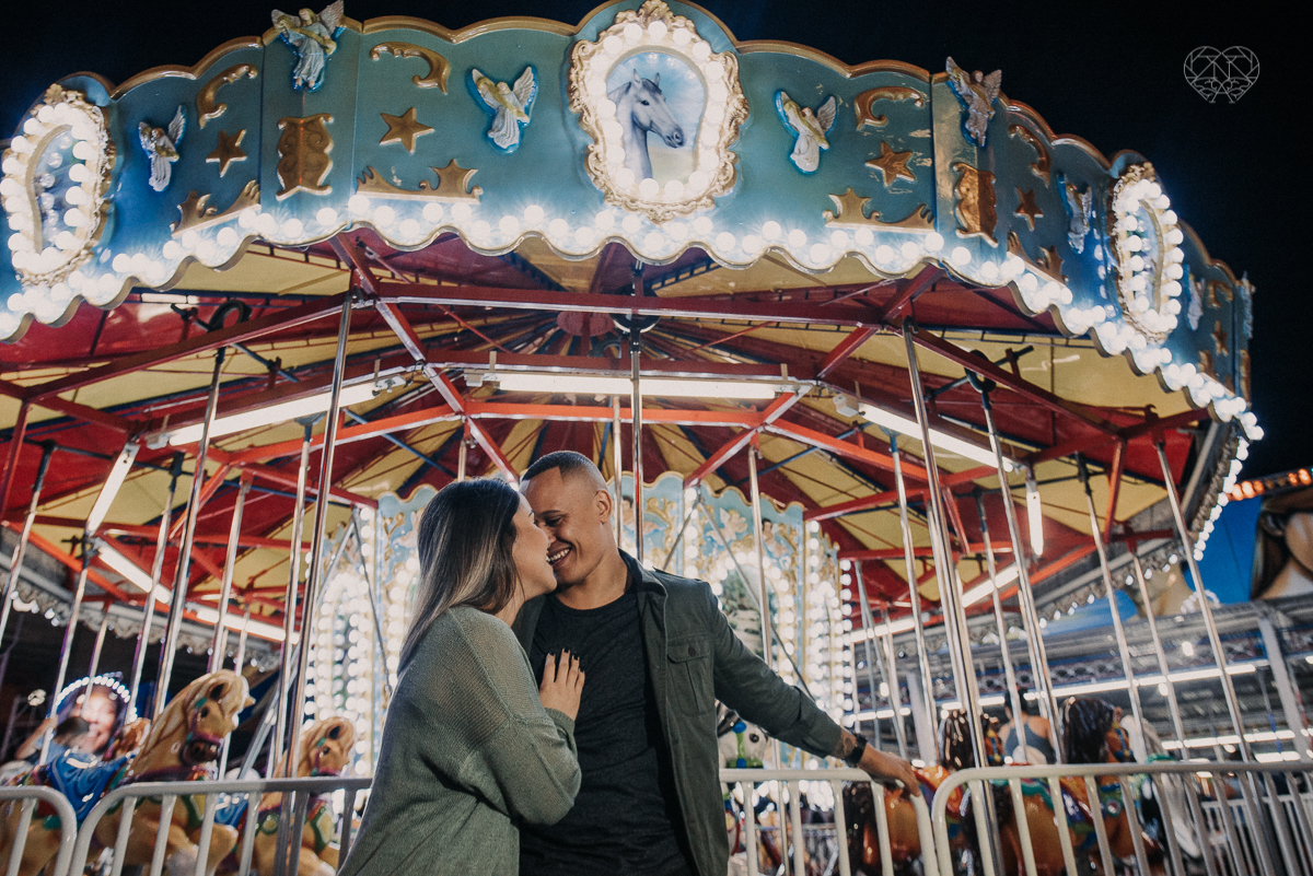 ensiao casal feito na avenida paulista, outback e sao paulo alem de um parque de diversoes. Casal jovem e descontraido em fotos urbanas lifestyle feitas pela fotografa nayara andrade