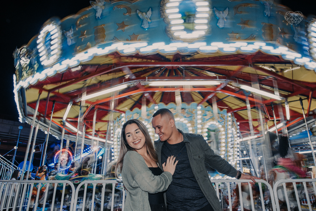 ensiao casal feito na avenida paulista, outback e sao paulo alem de um parque de diversoes. Casal jovem e descontraido em fotos urbanas lifestyle feitas pela fotografa nayara andrade