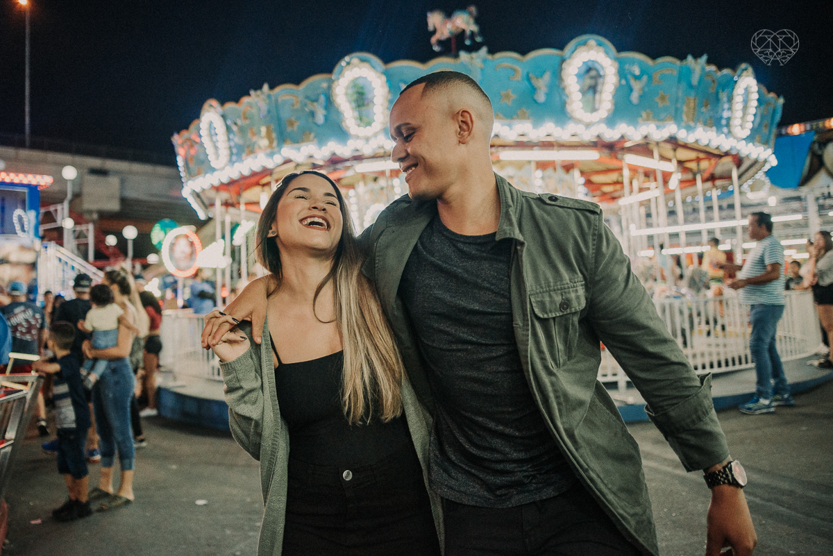 ensiao casal feito na avenida paulista, outback e sao paulo alem de um parque de diversoes. Casal jovem e descontraido em fotos urbanas lifestyle feitas pela fotografa nayara andrade