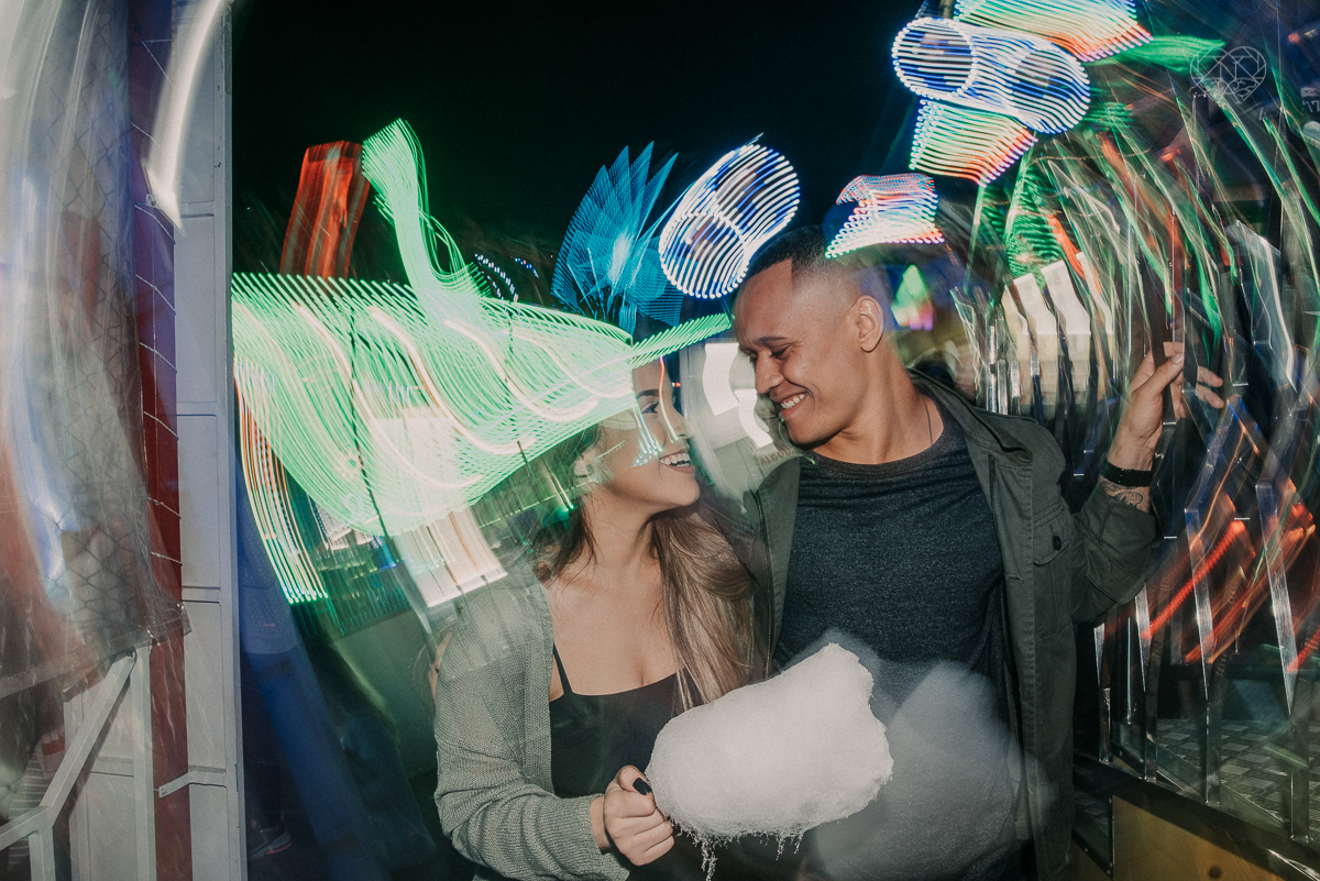ensiao casal feito na avenida paulista, outback e sao paulo alem de um parque de diversoes. Casal jovem e descontraido em fotos urbanas lifestyle feitas pela fotografa nayara andrade