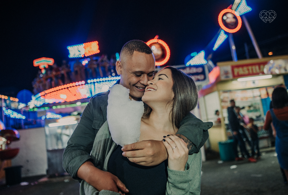 ensiao casal feito na avenida paulista, outback e sao paulo alem de um parque de diversoes. Casal jovem e descontraido em fotos urbanas lifestyle feitas pela fotografa nayara andrade