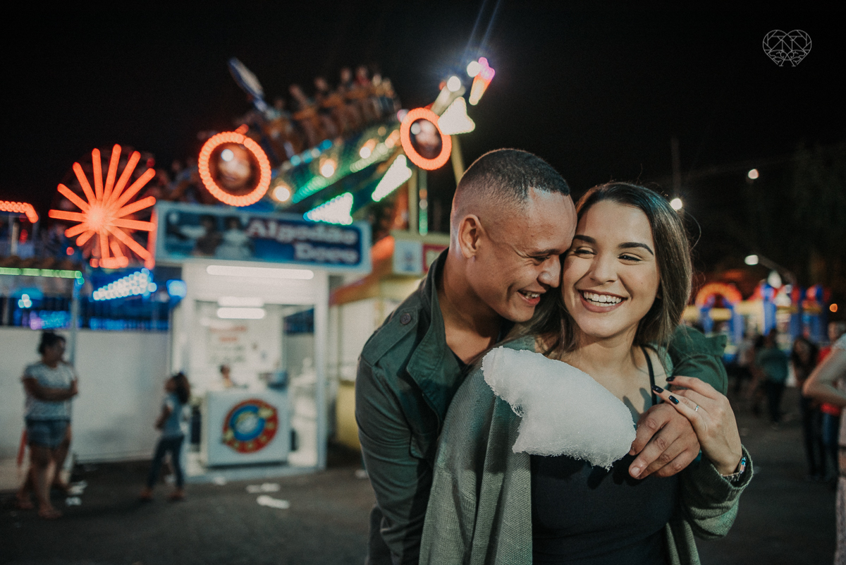 ensiao casal feito na avenida paulista, outback e sao paulo alem de um parque de diversoes. Casal jovem e descontraido em fotos urbanas lifestyle feitas pela fotografa nayara andrade
