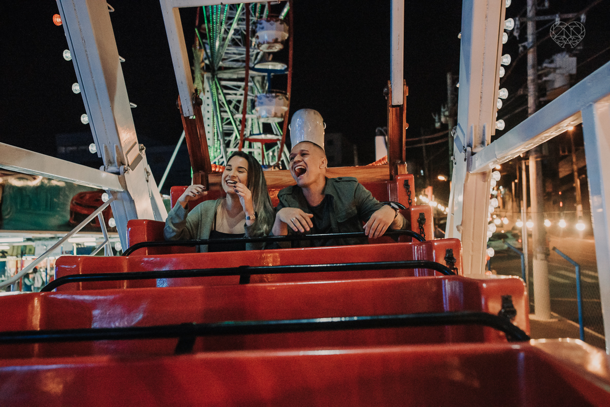 ensiao casal feito na avenida paulista, outback e sao paulo alem de um parque de diversoes. Casal jovem e descontraido em fotos urbanas lifestyle feitas pela fotografa nayara andrade