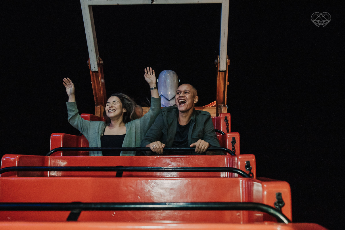 ensiao casal feito na avenida paulista, outback e sao paulo alem de um parque de diversoes. Casal jovem e descontraido em fotos urbanas lifestyle feitas pela fotografa nayara andrade