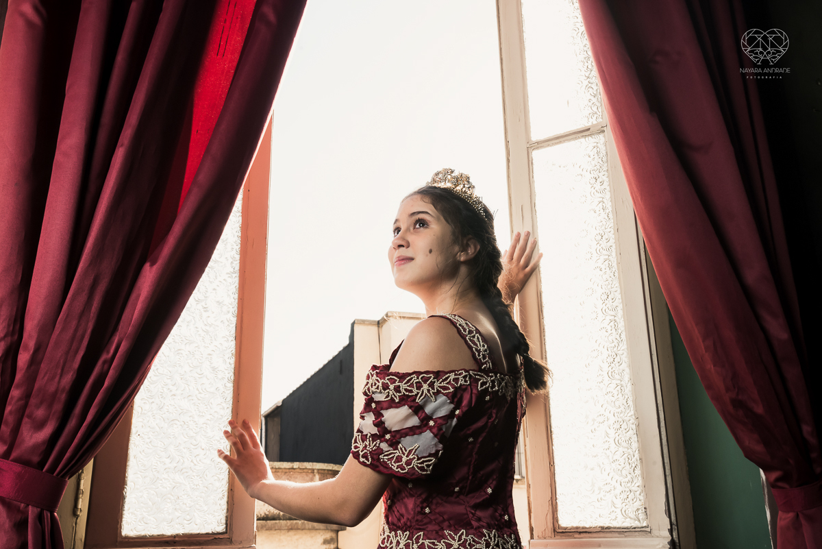 ensaio debutante  15 anos  xv tematico com roupa de princesa em um salao classico