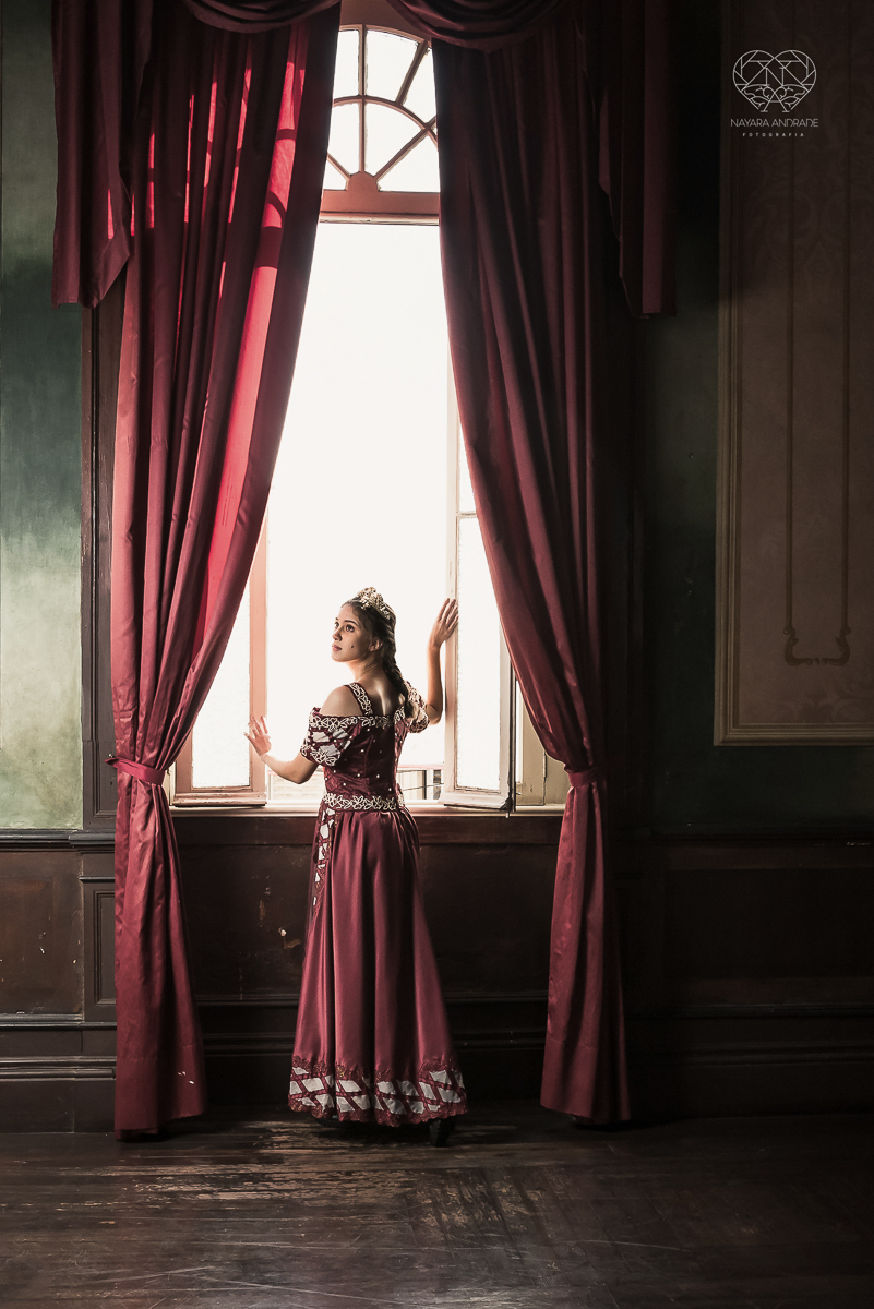 ensaio debutante  15 anos  xv tematico com roupa de princesa em um salao classico