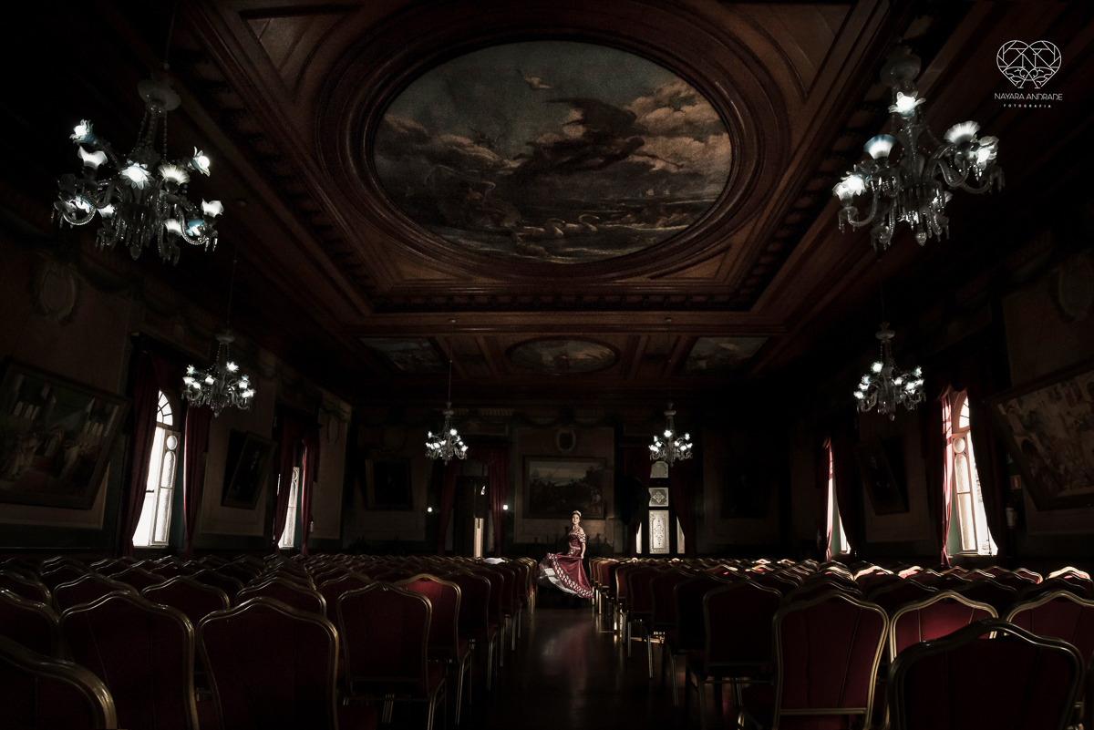 ensaio debutante  15 anos  xv tematico com roupa de princesa em um salao classico