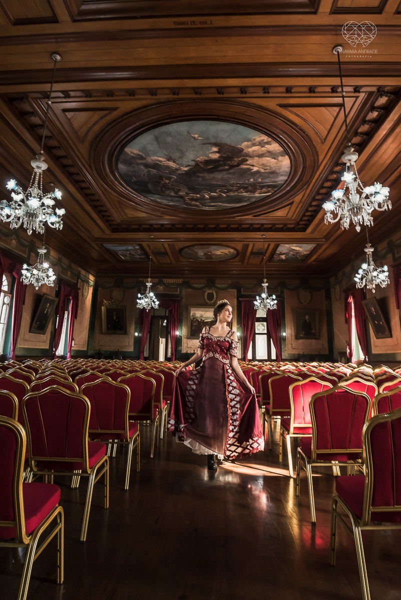 ensaio debutante  15 anos  xv tematico com roupa de princesa em um salao classico