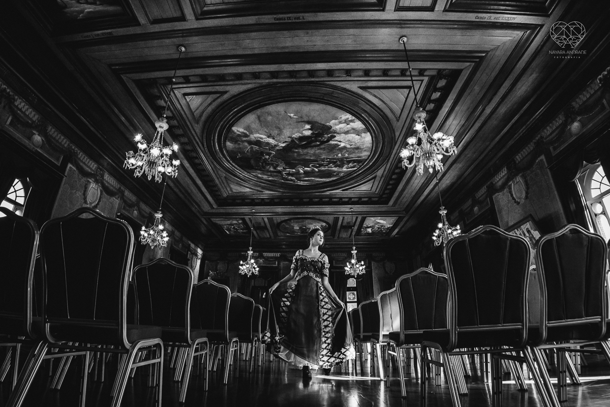 ensaio debutante  15 anos  xv tematico com roupa de princesa em um salao classico