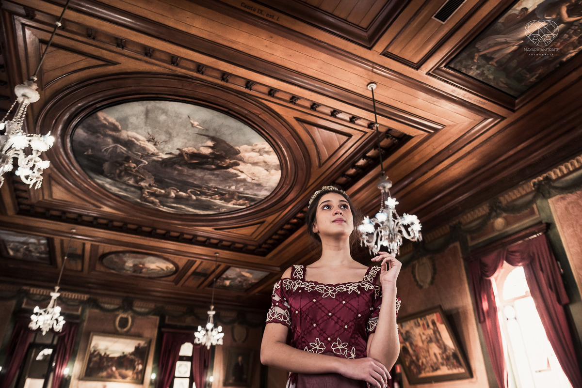 ensaio debutante  15 anos  xv tematico com roupa de princesa em um salao classico