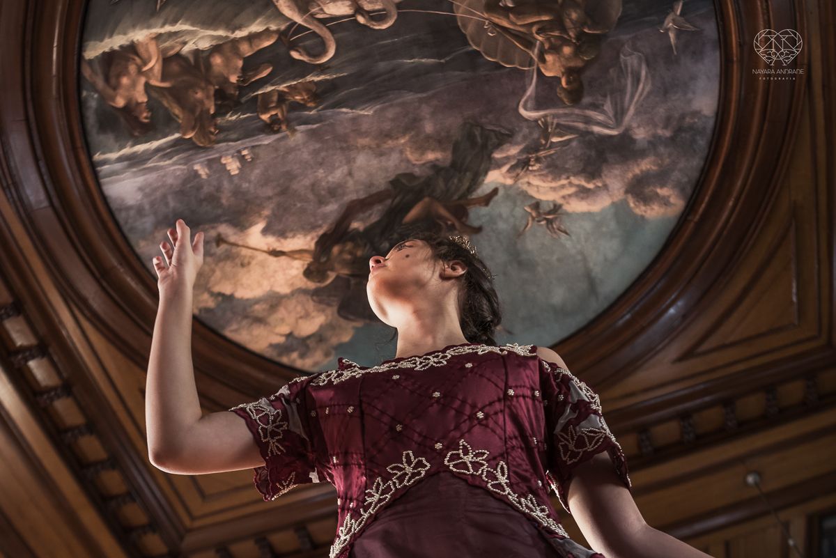 ensaio debutante  15 anos  xv tematico com roupa de princesa em um salao classico