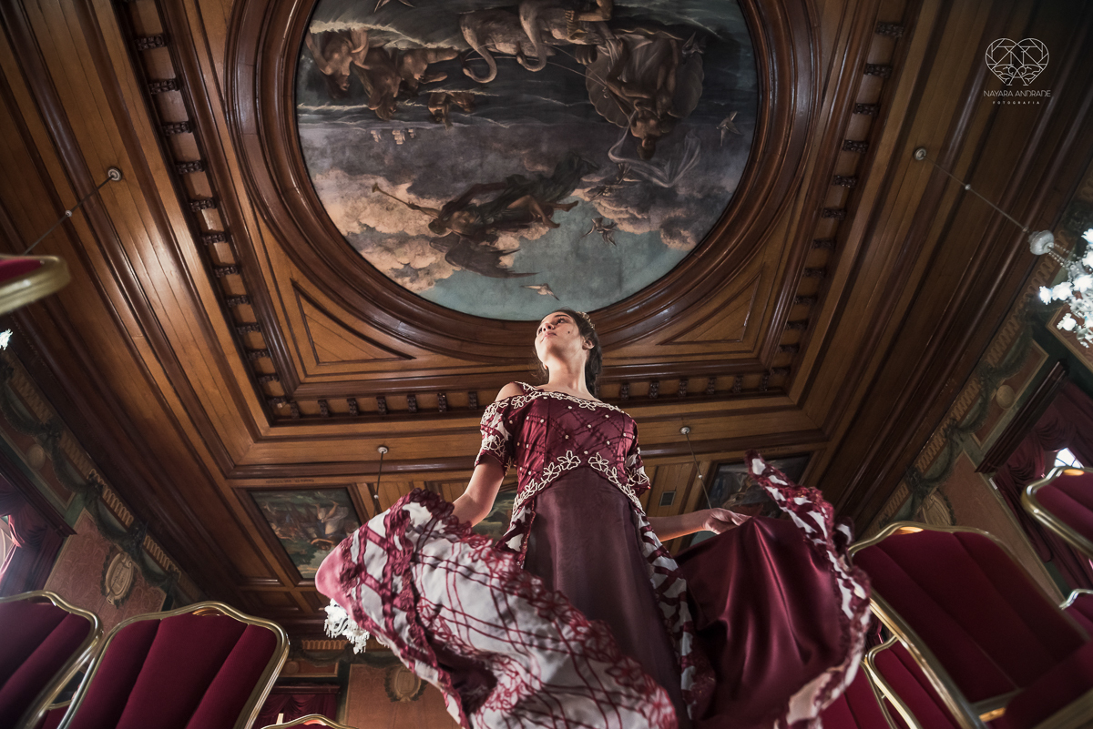 ensaio debutante  15 anos  xv tematico com roupa de princesa em um salao classico