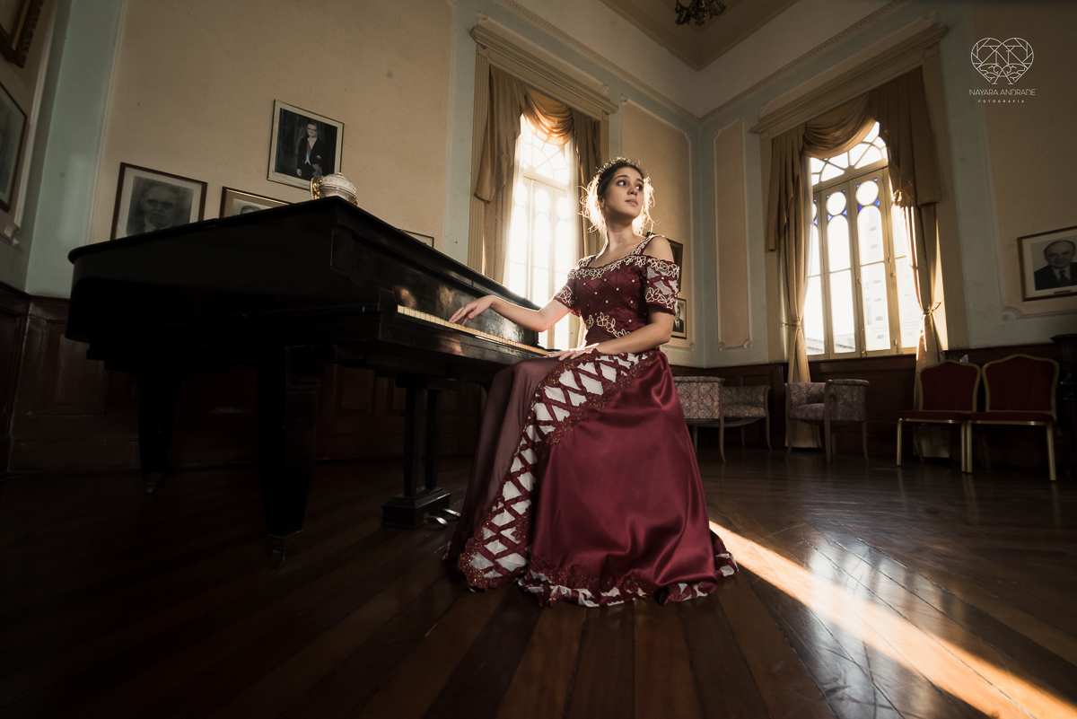 ensaio debutante  15 anos  xv tematico com roupa de princesa em um salao classico