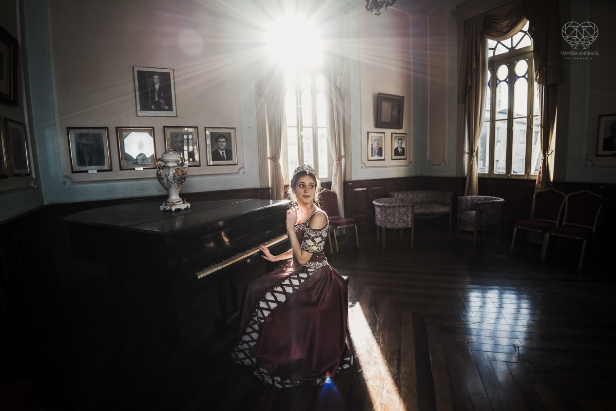 ensaio debutante  15 anos  xv tematico com roupa de princesa em um salao classico