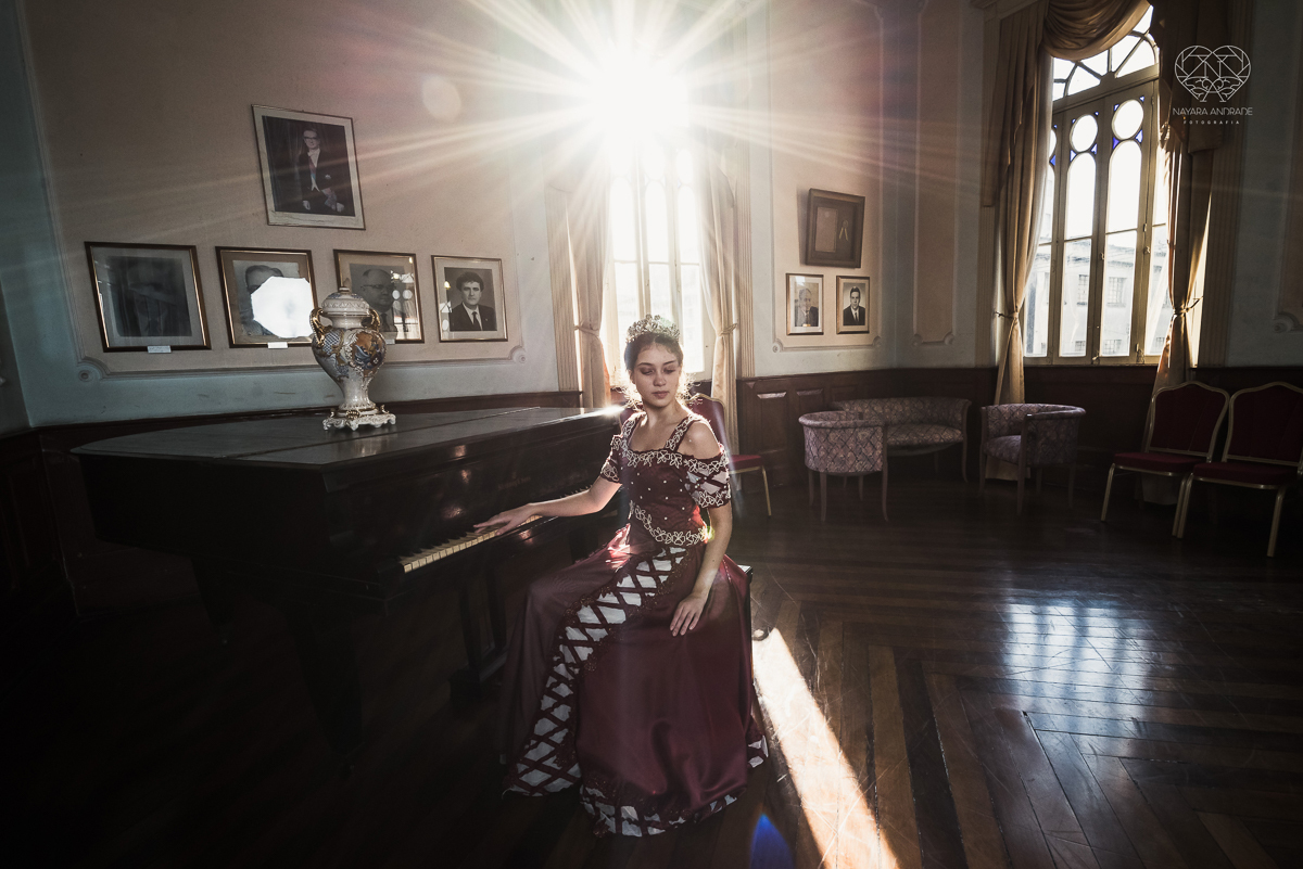 ensaio debutante  15 anos  xv tematico com roupa de princesa em um salao classico