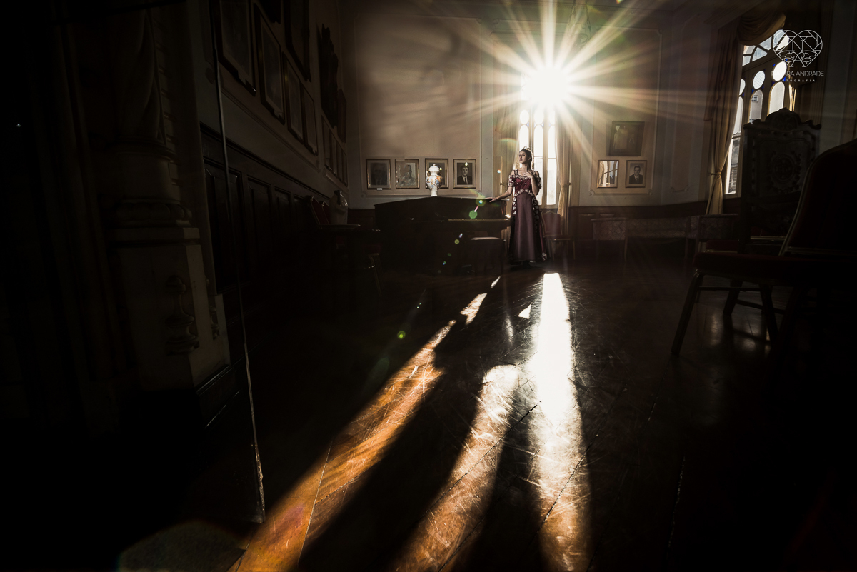 ensaio debutante  15 anos  xv tematico com roupa de princesa em um salao classico