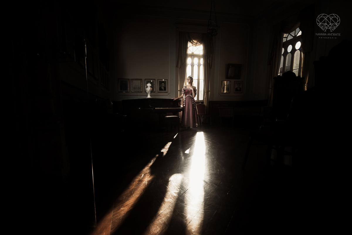 ensaio debutante  15 anos  xv tematico com roupa de princesa em um salao classico