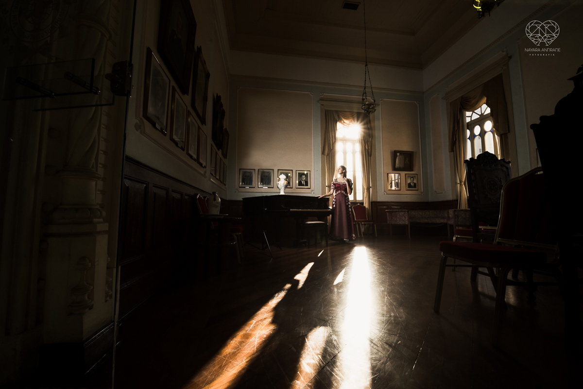 ensaio debutante  15 anos  xv tematico com roupa de princesa em um salao classico