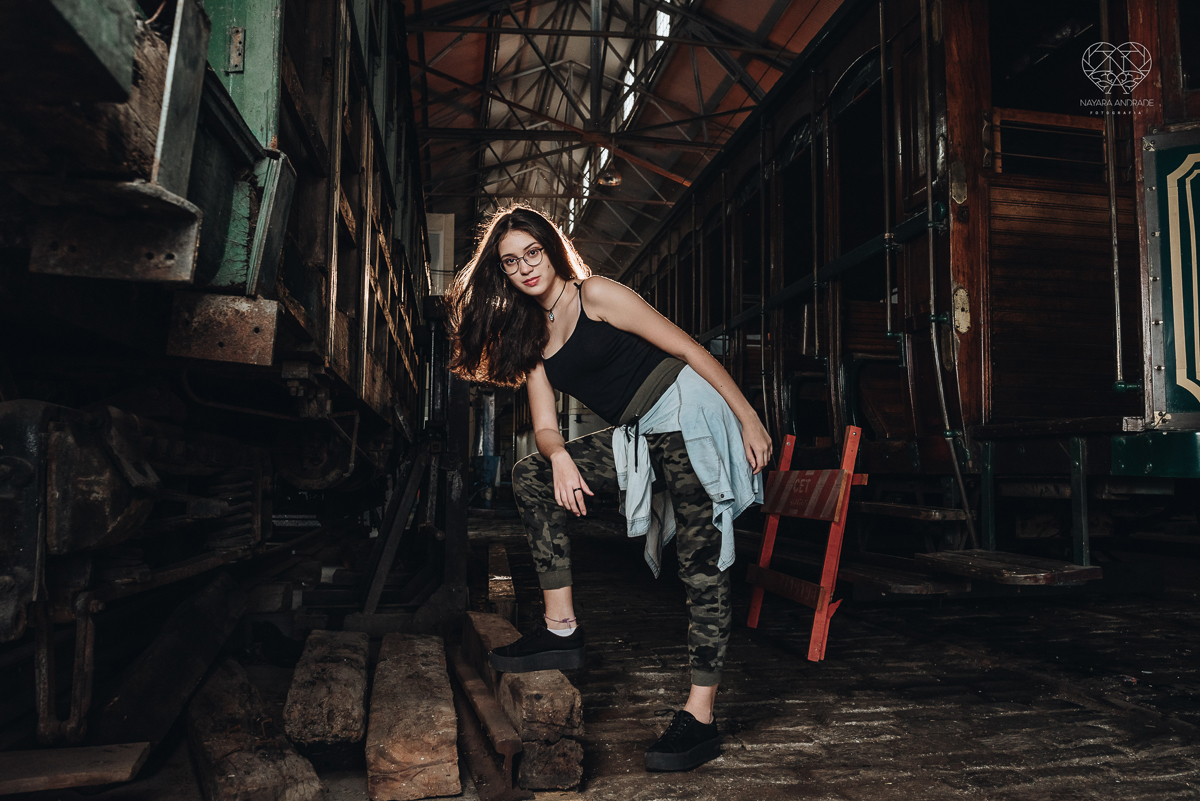 Ensaio debutante 15 anos xv autentico em oficina de trens e baseado na serie stranger things da netflix