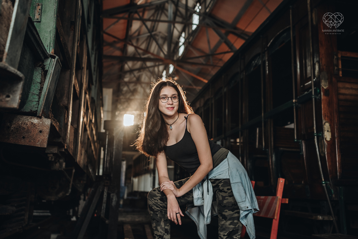 Ensaio debutante 15 anos xv autentico em oficina de trens e baseado na serie stranger things da netflix