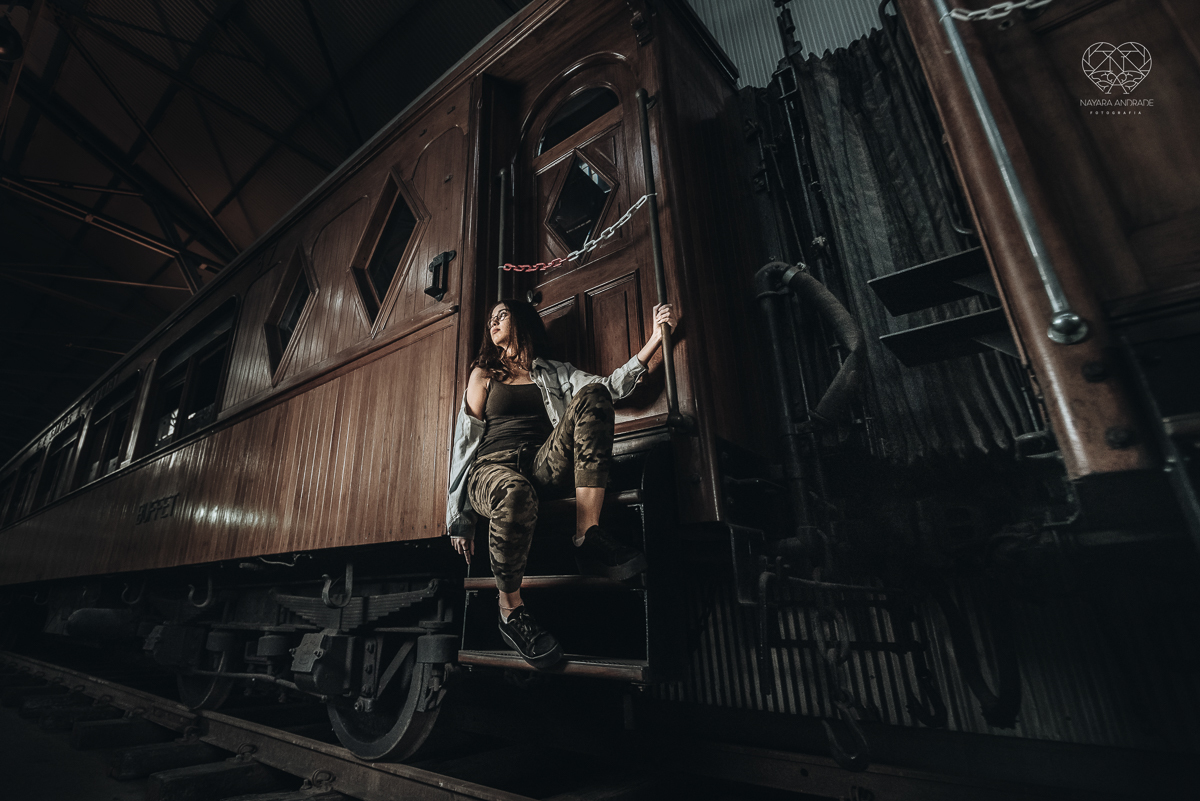 Ensaio debutante 15 anos xv autentico em oficina de trens e baseado na serie stranger things da netflix