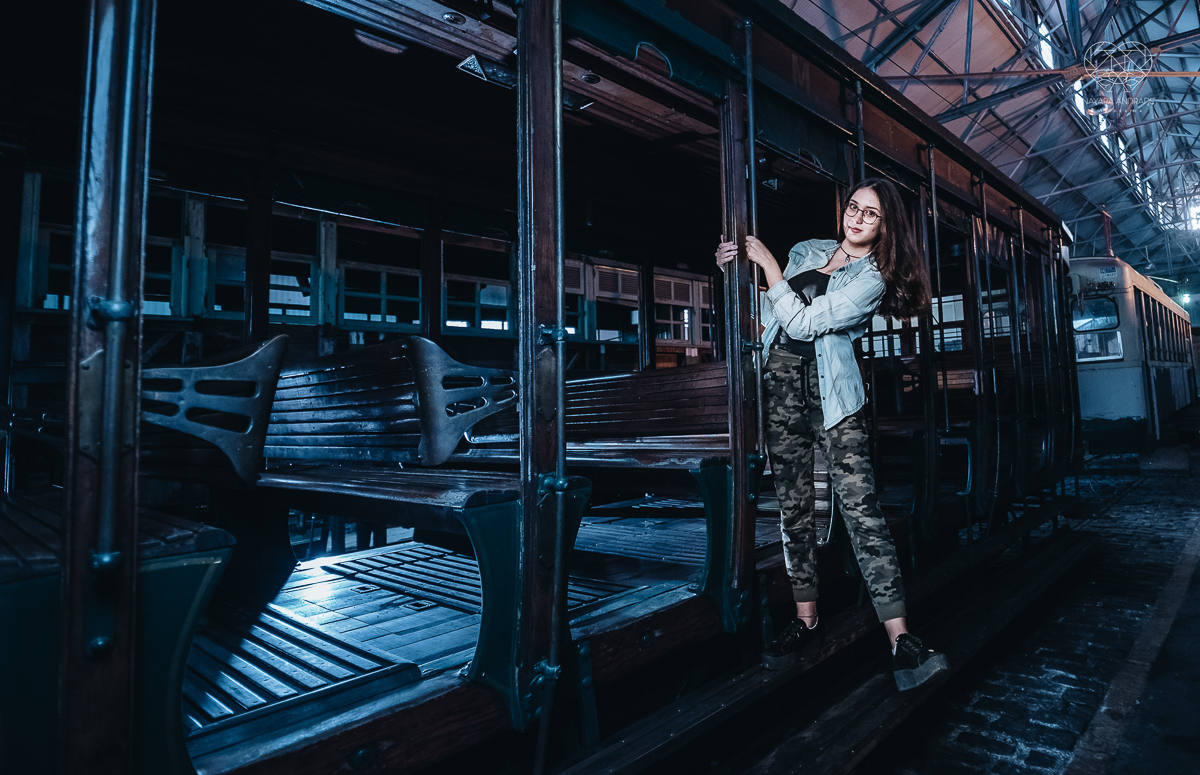 Ensaio debutante 15 anos xv autentico em oficina de trens e baseado na serie stranger things da netflix