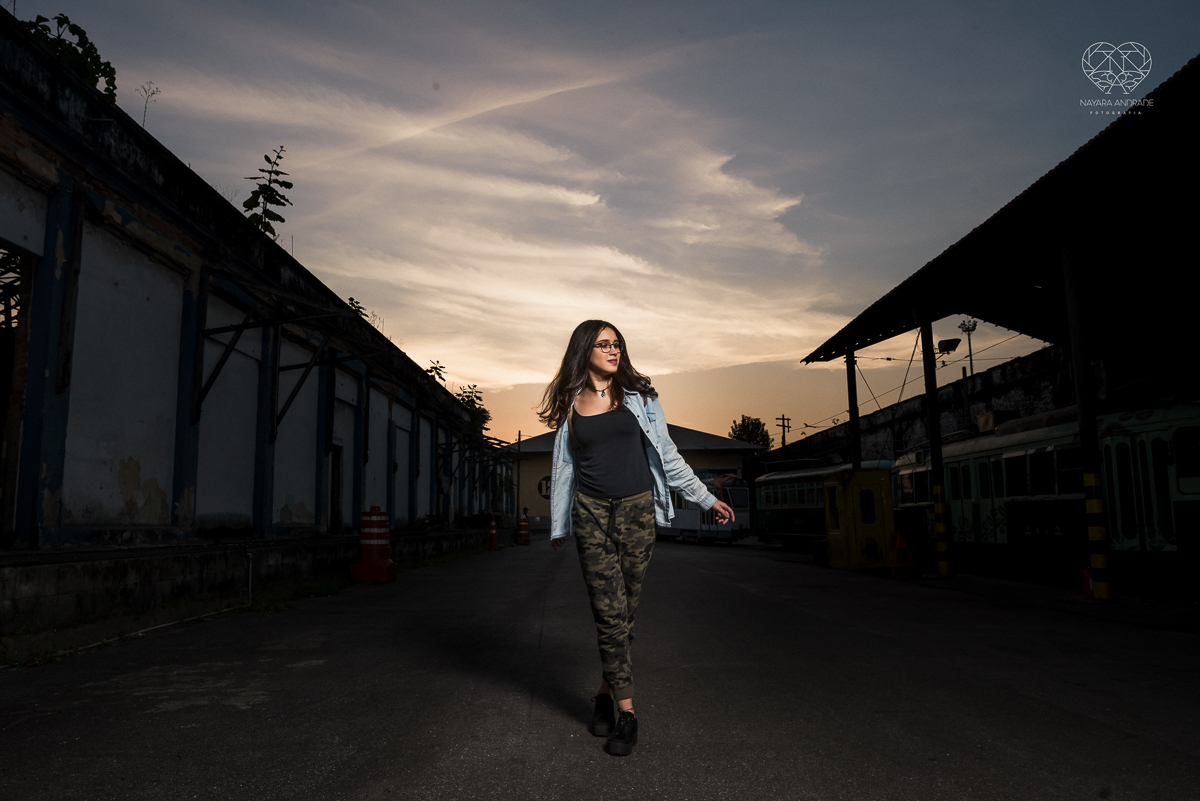 Ensaio debutante 15 anos xv autentico em oficina de trens e baseado na serie stranger things da netflix