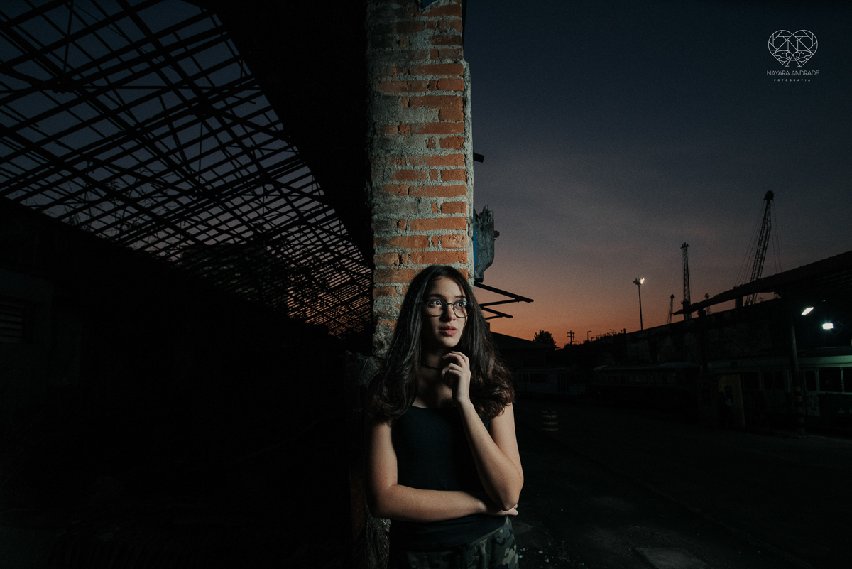 Ensaio debutante 15 anos xv autentico em oficina de trens e baseado na serie stranger things da netflix