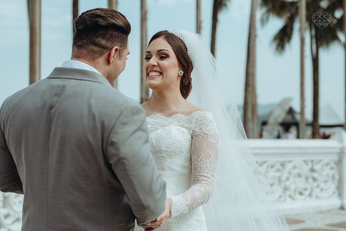 casamentode dia em Santos feito pela fotografa mais premiada da regiao nayara andrade. noivos casando de dia na baixada santista