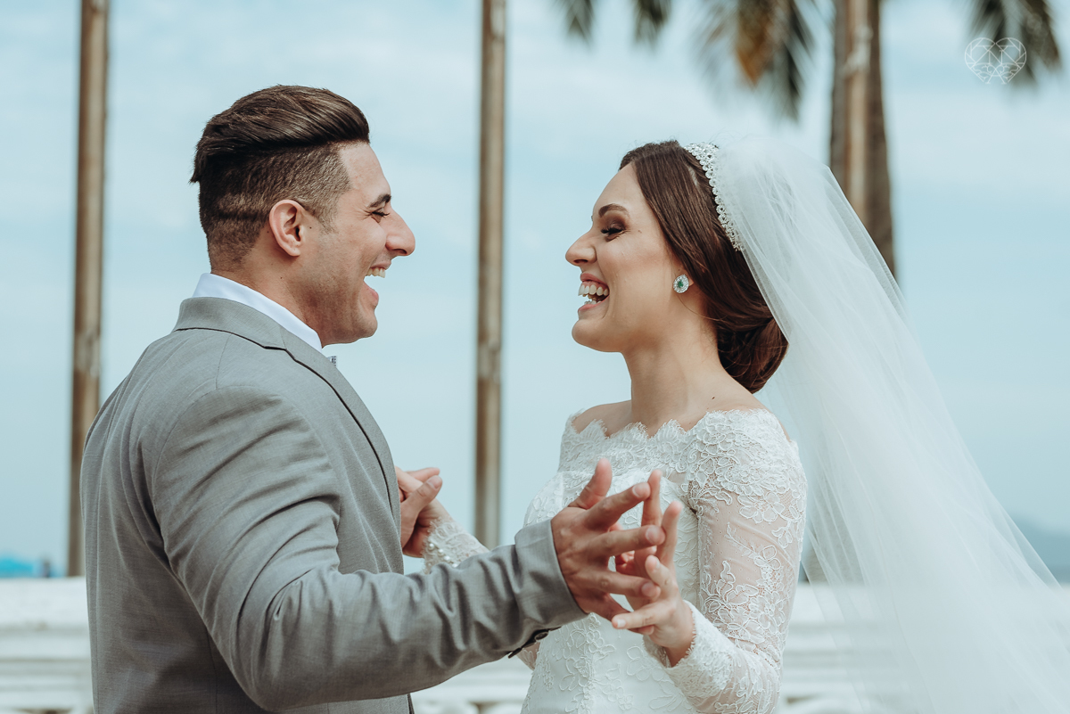 casamentode dia em Santos feito pela fotografa mais premiada da regiao nayara andrade. noivos casando de dia na baixada santista