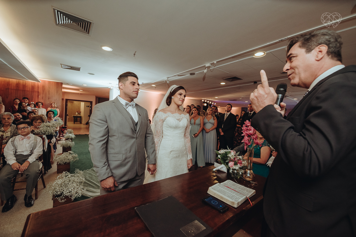 casamentode dia em Santos feito pela fotografa mais premiada da regiao nayara andrade. noivos casando de dia na baixada santista