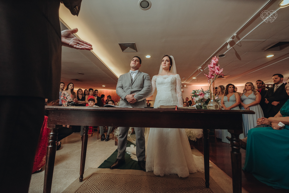 casamentode dia em Santos feito pela fotografa mais premiada da regiao nayara andrade. noivos casando de dia na baixada santista