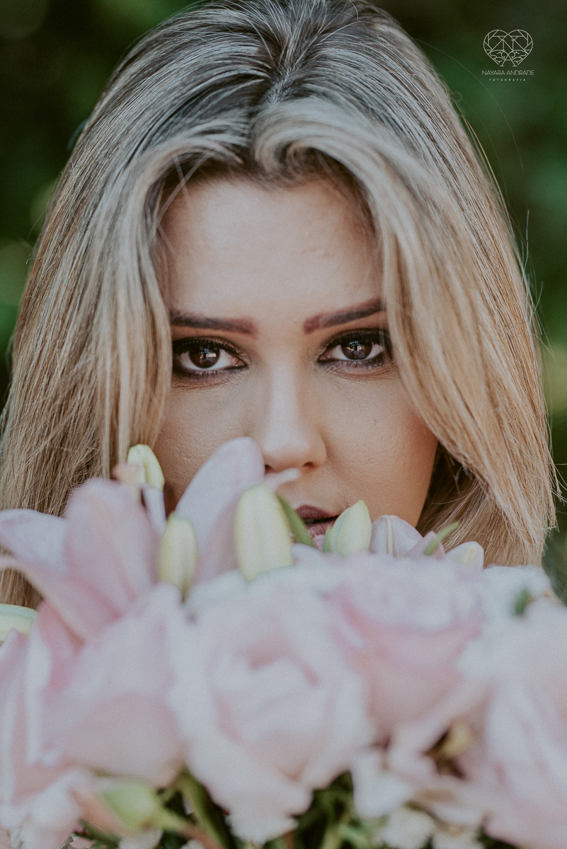 ensaio pre casamento pre wedding na praia das conchas no guaruja noiva de roupa branca e buque e noivo com roupa sociall fotos feitas na agua  na grama e correndo nas pedras ensaio feito pela fotografa premiada nayara andrade de santos
