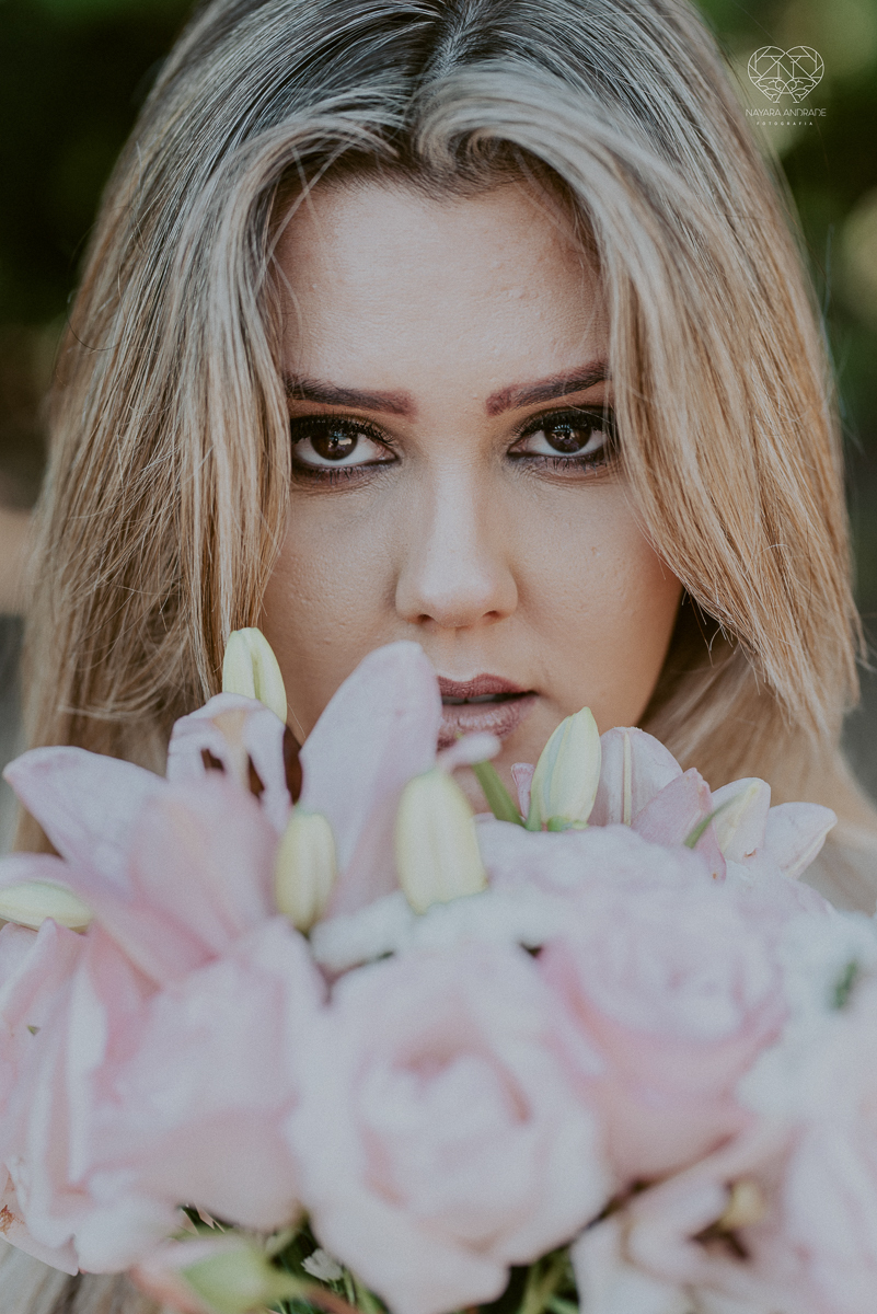 ensaio pre casamento pre wedding na praia das conchas no guaruja noiva de roupa branca e buque e noivo com roupa sociall fotos feitas na agua  na grama e correndo nas pedras ensaio feito pela fotografa premiada nayara andrade de santos