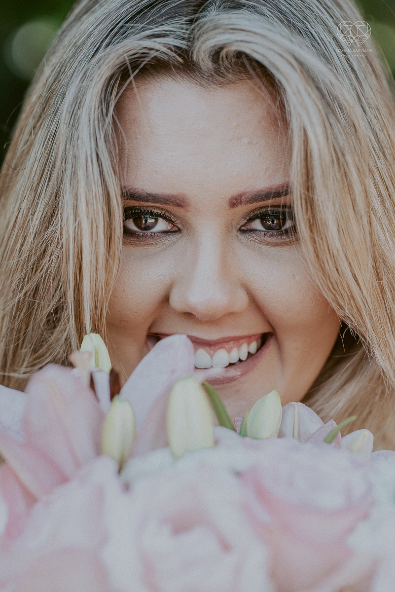 ensaio pre casamento pre wedding na praia das conchas no guaruja melhor fotografa noiva de roupa branca e buque e noivo com roupa sociall fotos feitas na agua  na grama e correndo nas pedras ensaio feito pela fotografa premiada nayara andrade de santos