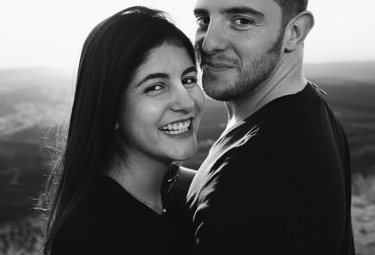 ensaio pre casamento pre wedding ensaio de casal feito em serra negra no mirante com um por do Sol dos sonhos casal romantico apaixonado fotografa nayara andrade de santos fotografa premiada